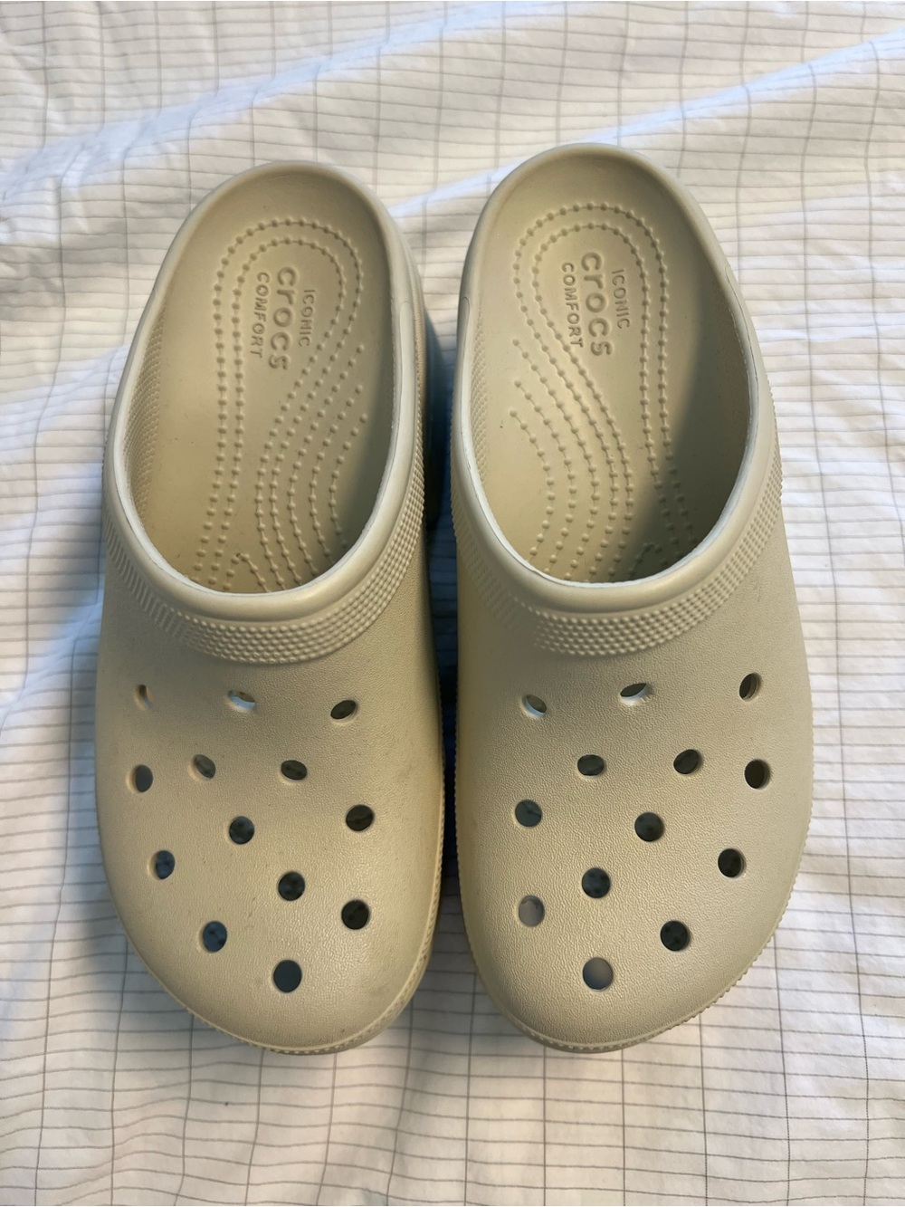 Women Crocs Iconic Comfort Clog in Light Beige Excellent Condition